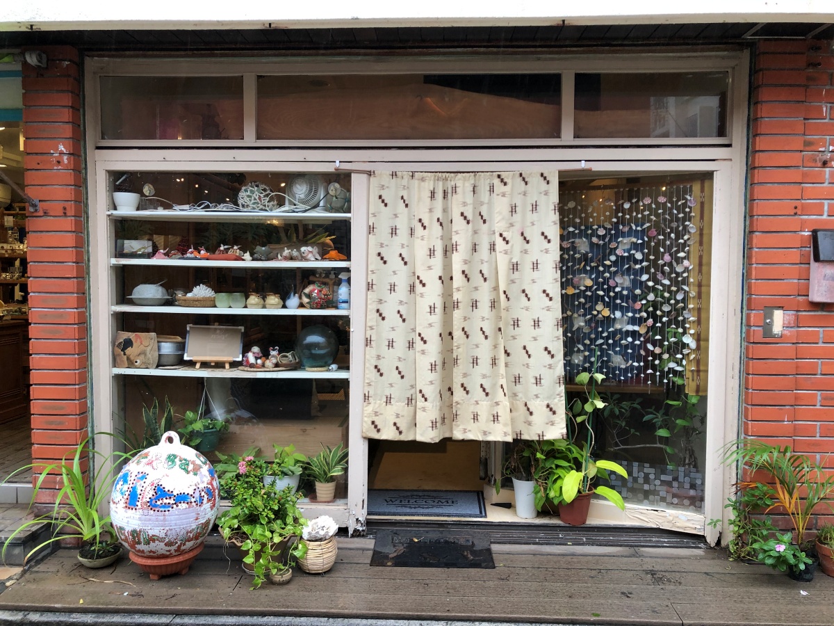 石垣市の八重山の食材を使った地元料理人の店とーいの入り口