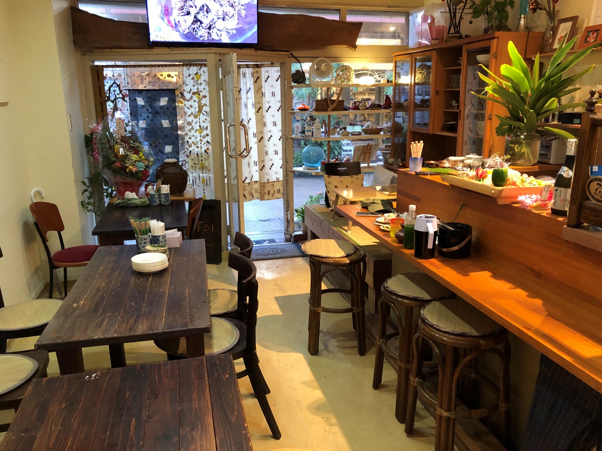 石垣市の八重山の食材を使った地元料理人の店とーいの店内